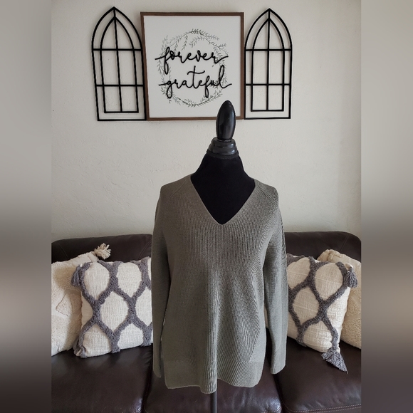 Athleta Hanover Refined V-Neck Pullover Sweater In Sage Green Sz XXS Wool Blend - Picture 2 of 10